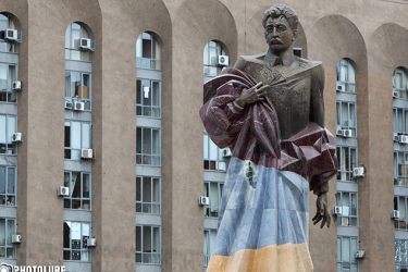 Այսօր կբացվի Արամ Մանուկյանի արձանը