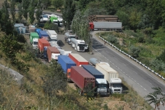 Գորիսի արեւմտյան դարպասներից՝ Զանգերից մինչեւ Ծակեր բեռնատարների կուտակումներ են, իսկ Ծակերից հետո թույլատրելի չէ երթեւեկել Մ-2-ով