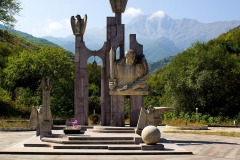 Մենք Սյունիքն ենք. այստեղ Պոմպեոսի եւ Շապուհի զորքերն են գլխատվել.  թուրք ասկյարների գնդեր ոչնչացվել… եւ հիմա վերստին հաղթանակ պիտի կերտենք …