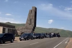 Սյունիքի դարպասների մոտ մեծ թվով տղամարդիկ սպասում են Նիկոլ Փաշինյանին