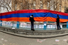 Արցախի Հանրապետության 22 մետրանոց դրոշը՝ ՄԱԿ-ի հայաստանյան գրասենյակի ցանկապատին