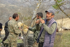 Դուդուկահար-շվիահար Մայիս Դավթյանը, Տեղ գյուղից, մարտական դիրքերը երաժշտությամբ է զորացնում