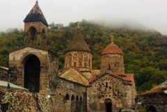 «Մեր կյանքի գնով կանգնած ենք». Հայր Աթանասը շարունակում է հոգեւոր ծառայությունը Դադիվանքում