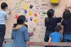 Արցախցի երեխաներն իրենց անուններն են թողնում շենքի պատերին