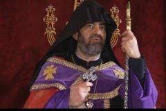 Սիոն արքեպիսկոպոս Ադամյանը Նիկոլ Փաշինյանի առաջ զեղչեց Գարեգին Երկրորդի անունը