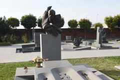 Կոմիտասի  անվան պանթեոն. Համո Սահյանի գերեզմանը՝ կիսանդրին կանգնեցնելուց հետո