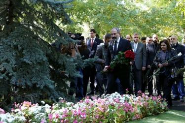 Նիկոլ Փաշինյանը հարգանքի տուրք է մատուցել «Հոկտեմբերի 27»-ի ոճրագործության զոհերի հիշատակին (տեսանյութ)