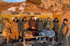 Մեղրի համայնքի ղեկավարությունը համայնքապետ Բագրատ Զաքարյանի գլխավորությամբ այցելել է սահմանին տեղակայված մարտական հենակետեր