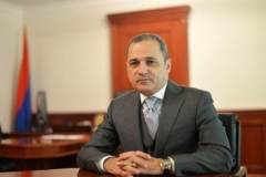 Հատուկ գրոհայիններով եկել են կոմբինատ, Սյունիքը Նիկոլին հանգիստ չի թողնում, նա հիմա նենգաբար, ժողովրդի լեզվով ասած, «մուռ է ուզում հանի». Վահե Հակոբյան