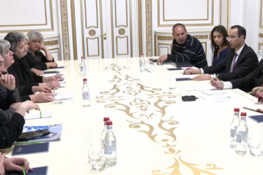 Վարչապետը զոհված զինծառայողների ծնողների հետ քննարկում է նրանց բարձրացրած խնդրի լուծման տարբերակը