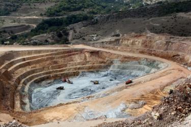 Հանքերով զբաղվող շուրջ 13 ընկերությունների բաժնեմասերը տարբեր ժամանակներում ձեռք են բերվել ու վաճառվել օֆշորային կազմակերպությունների