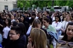 Պուշկինի անվան դպրոցի աշակերտներն ու ծնողները հավաքվել են դպրոցի բակում. սպասում են պաշտոնյաներին