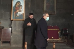 Սիսիանի Սուրբ Գրիգոր եկեղեցու հոգևոր հովիվը դավաճան նիկոլի պարզած ձեռքն օդում թողեց ու դուրս հրավիրեց եկեղեցուց (Video)