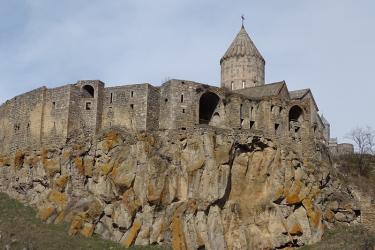 Ահա եւ Տաթեւի մայր վանքում ենք, որ Սիսական տան բոլոր վանքերի գլուխն ու շնորհաբաշխության աղբյուրն է (Մաս 1-ին)