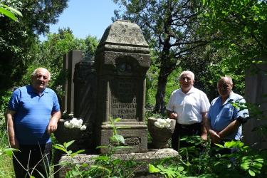 «Սյունյաց երկրի» խմբագրակազմի ներկայացուցիչներն ու  բարեկամներն  այցելեցին Ակսել Բակունցի ծնողների գերեզման