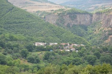 Տանձատափի սրբավայրերը՝ Ցուրա վանքից կամ Ձորո վանքից մինչեւ Սարիվանց ու Սուրբ Մինաս, մինչեւ գերահրաշ տեղանք, որի երկնահաս լեռնագագաթից արքայազնուհի Շահանդուխտը ցած թռչավ նժույգով