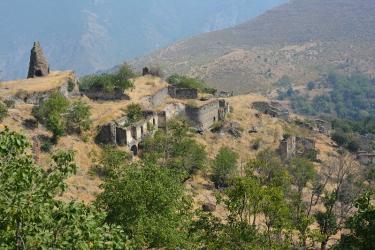 Հին Խոտը ճարտարապետական սքանչելիք է եւ սրբավայր, նաեւ հետաքրքիր հնավայր, որ շատ գաղտնիքներ ունի՝ ուսումնասիրման կարոտ