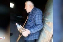 Աղավնոյի 86-ամյա բնակիչը վառում է իր իսկ կառուցած տունը