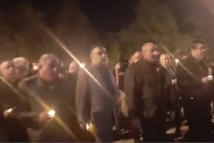 Ստեփանակերտում Արայիկ Հարությունյանը Բակո Սահակյանի և Արկադի Ղուկասյանի հետ մասնակցում է Ջահերով երթին