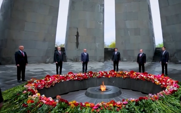 Հայաստանի մարզպետները, Արցախի ներկայացուցիչը, Երևանի քաղաքապետը և Սփյուռքի հանձնակատարը ծաղիկներ են խոնարհել Ծիծեռնակաբերդի հուշահամալիրում