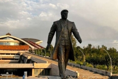Կարեն Դեմիրճյանի բրոնզե արձանը տեղադրվում է մարզահամերգային համալիրի դիմաց