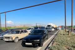 Գյուղացիները փակել են Երևան–Երասխ ավտոճանապարհը և բողոքում են լոլիկի մթերման խնդիրներից (տեսանյութ)