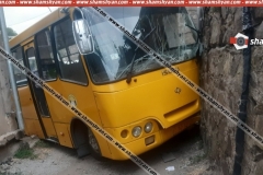 Խոշոր ավտովթար Կապանում. «Բոգդան» ավտոբուսի անվահեծանը կոտրվելու հետևանքով, այն բախվել է շինության պատին