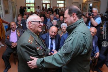 ՀՀ պաշտպանության նախարարը հանդիպել է Հայրենական մեծ պատերազմի, աշխատանքի և զինված ուժերի վետերանների հետ