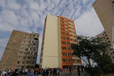 ՀՀ պաշտպանության նախարարը մասնակցել է նորակառույց բազմաբնակարան շենքի բացման արարողությանը