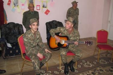Դու մենակ չես հայ զինվոր. մենք քեզ հետ ենք` մեր աղոթքներով