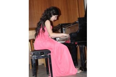 Դաշնակահարուհու կապանյան բեմելը