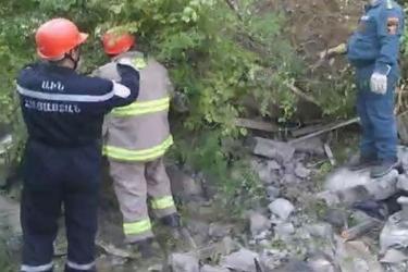 Կապանում երկհարկանի շինություն է փլուզվել. ներսում մարդիկ կան