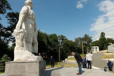 Վարչապետը ծաղիկներ է խոնարհել Մոնթե Մելքոնյանի հուշարձանին