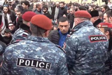 Լարված իրավիճակ Օպերայի հարակից տարածքում․ բախում՝ ոստիկանների և ցուցարարների միջև