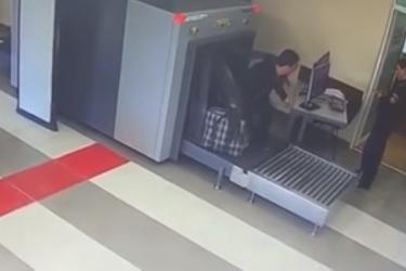 Մաքսատան դիտարկիչի միջով անցած երիտասարդին նկարողն աշխատանքից ազատվել է