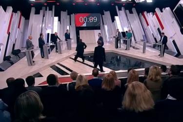 Սոլովյովի թոք շոուի ժամանակ հայ փորձագետը ջուր է շփել հաղորդման մասնակից փորձագետի վրա (տեսանյութ)