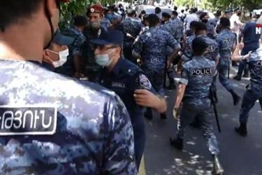 Ծառուկյանի աջակիցները բեռնատարներով փակել են Առինջից մինչև Մյասնիկյան պողոտա ճանապարհը