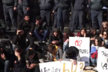 ՀՅԴ երիտասարդները և ԵՊՀ ուսանողները անժամկետ նստացույց են անում ԿԳՄՍ նախարարության դիմաց` պահանջելով Արայիկ Հարությունյանի հրաժարականը. Ուղիղ. Tert.am