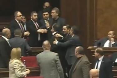 Քաշքշուկ՝ խորհրդարանում. « Ով չի գիտակցում այս նորմերը, թող հրաժարվի մանդատից եւ «հայաթի բիսեդկում լռվի»