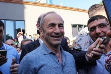 Ռոբերտ Քոչարյանը հանդիպել է իր կողմնակիցների հետ 