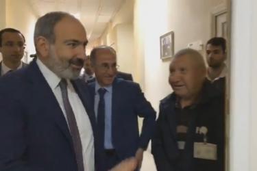 Նիկոլ Փաշինյանը զարմացավ. իր ներխուժումից կոտրված դուռը դեռ չէր վերանորոգվել