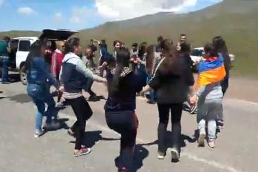 Ի գիտություն Մուրադ Սիմոնյանի՝ տեսեք, թե ինչպես են հարժիսեցի երեխաները մայիսի 2-ին պահանջել Տաթեւ համայնքի ղեկավարի ու մարզպետի հրաժարականը