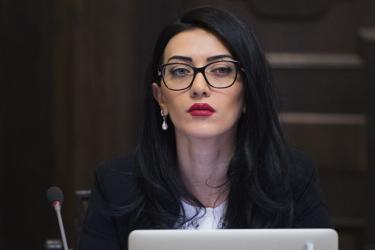 Դուք ու ձեր նմանները խայտառակում են դատական իշխանությունը. Արփինե Հովհաննիսյանը՝ Նախշուն Տավարացյանին