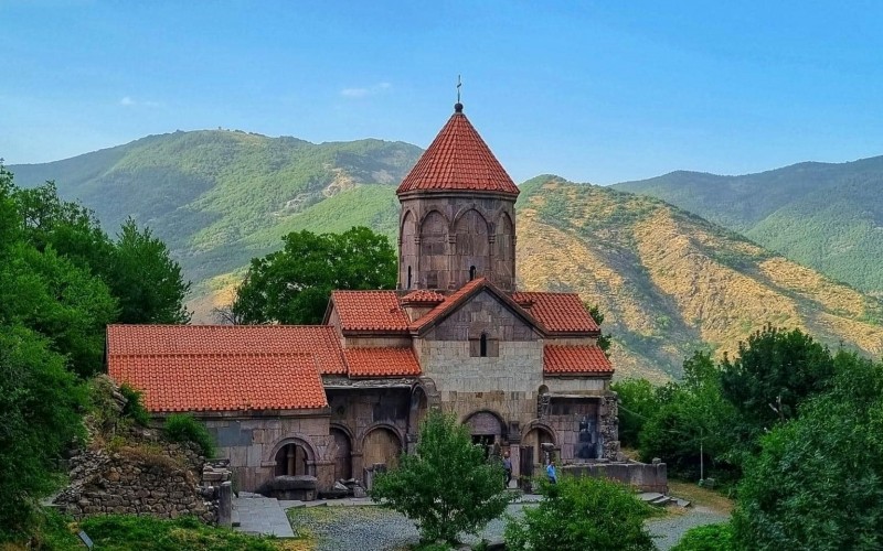 Монастырь Ваганаванк. Капан Армения. Ваганаванк Сюникская область. Армения Капан Элегант кафе. Ереван вк